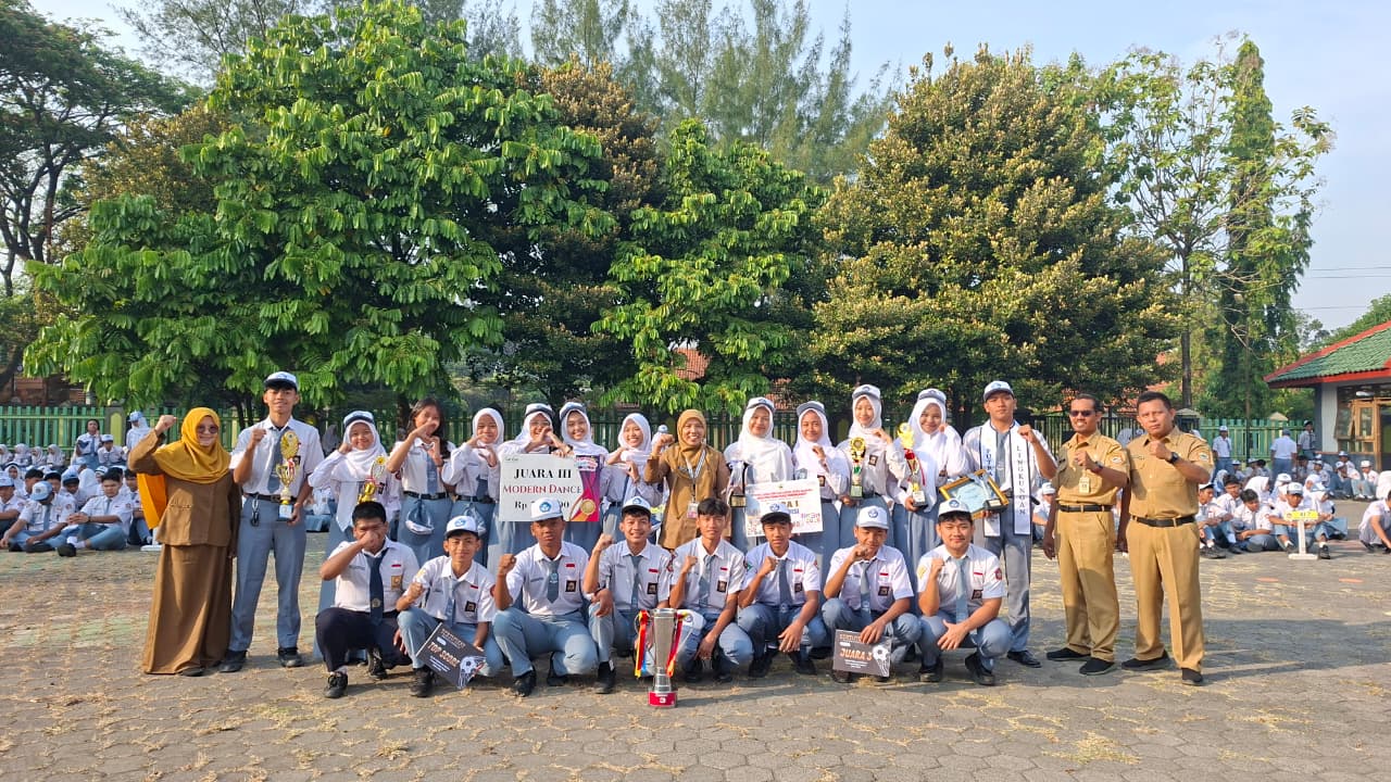 Mengukir Prestasi, Mengharumkan Almamater: Siswa SMA Negeri 3 Slawi Persembahkan Piala Kejuaraan pada Upacara Hari Senin
